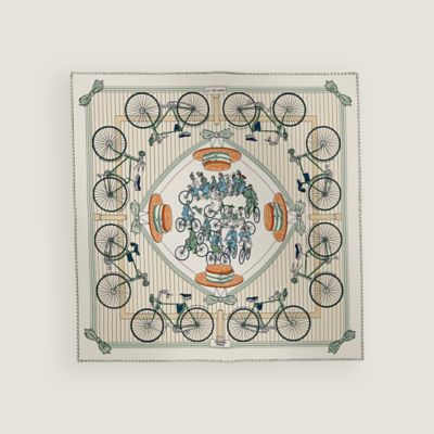 HERMES スカーフ Les Becanes scarf 45 直営店ラッピング Les Becanes scarf 45 | Hermès Finland